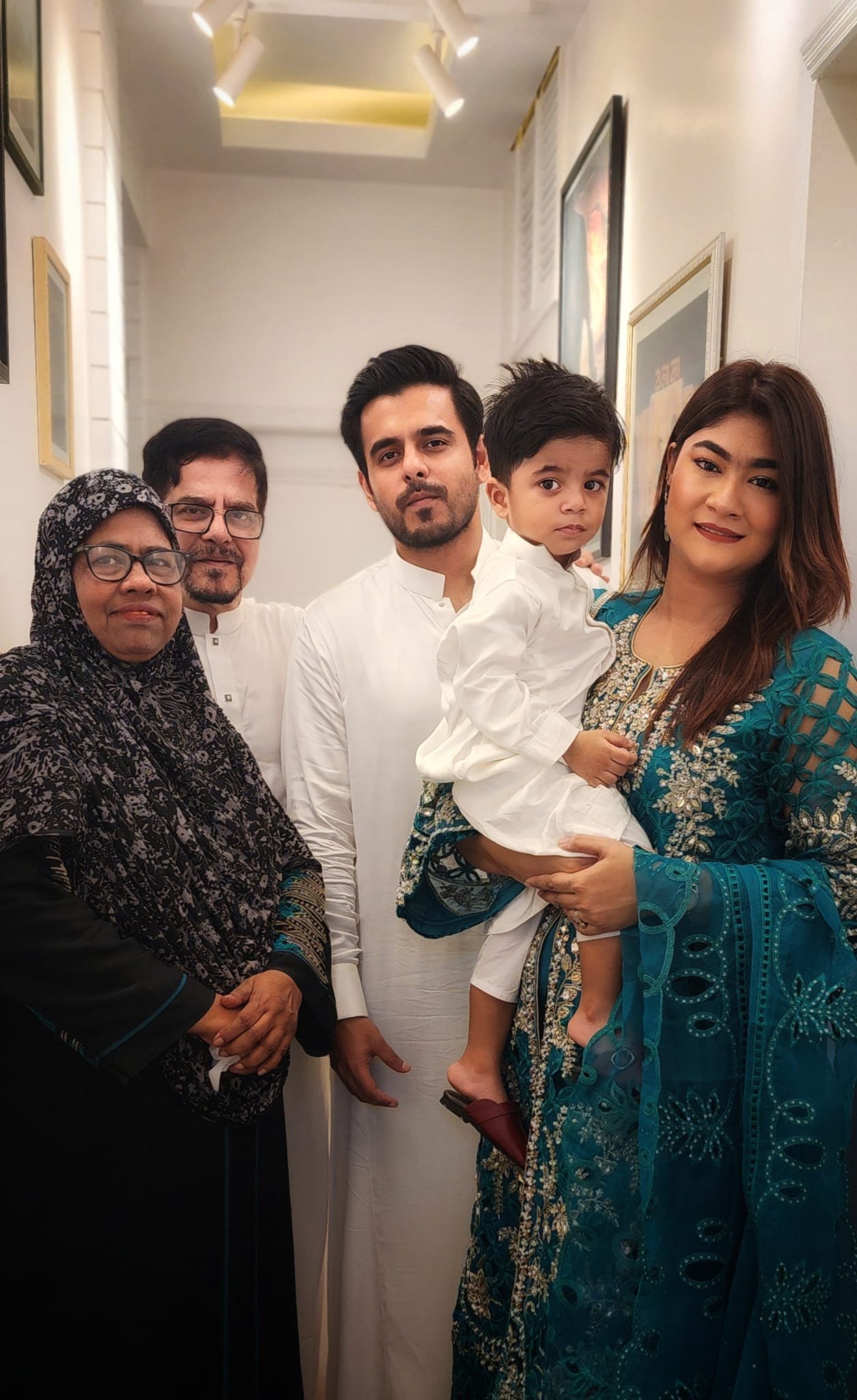 পরিবারের সঙ্গে সিয়াম